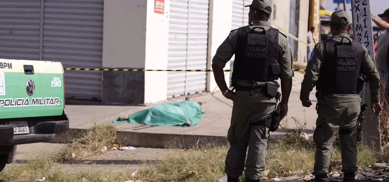 Policiais isolaram área do crime
