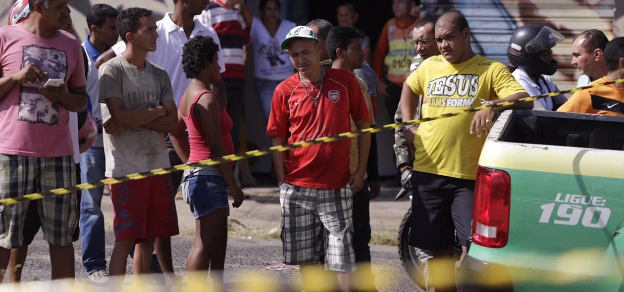 Populares esperam chegada do IML