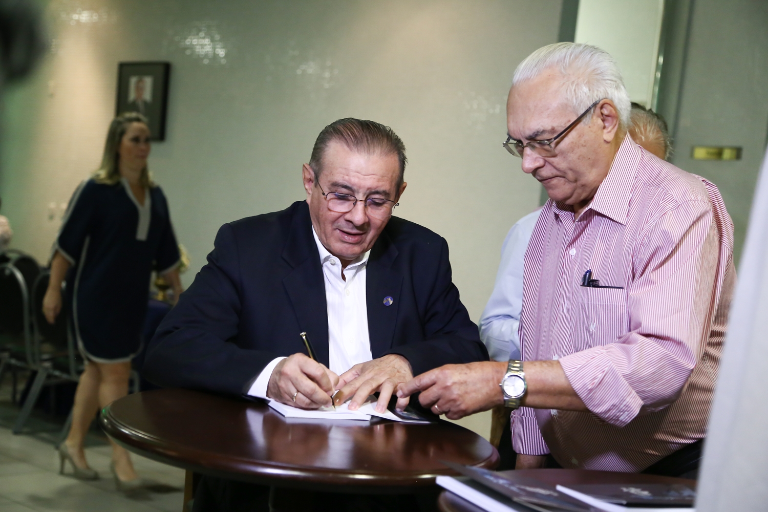 Valdeci Cavalcante Autografa os Livros 