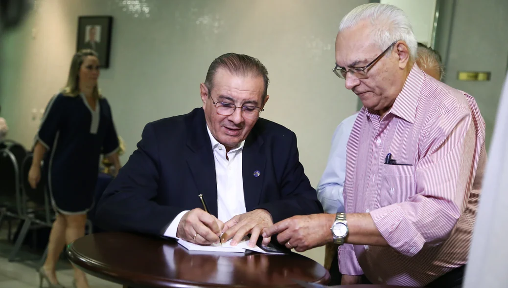 Valdeci Cavalcante Autografa os Livros 