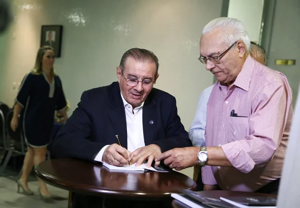 Valdeci Cavalcante Autografa os Livros 