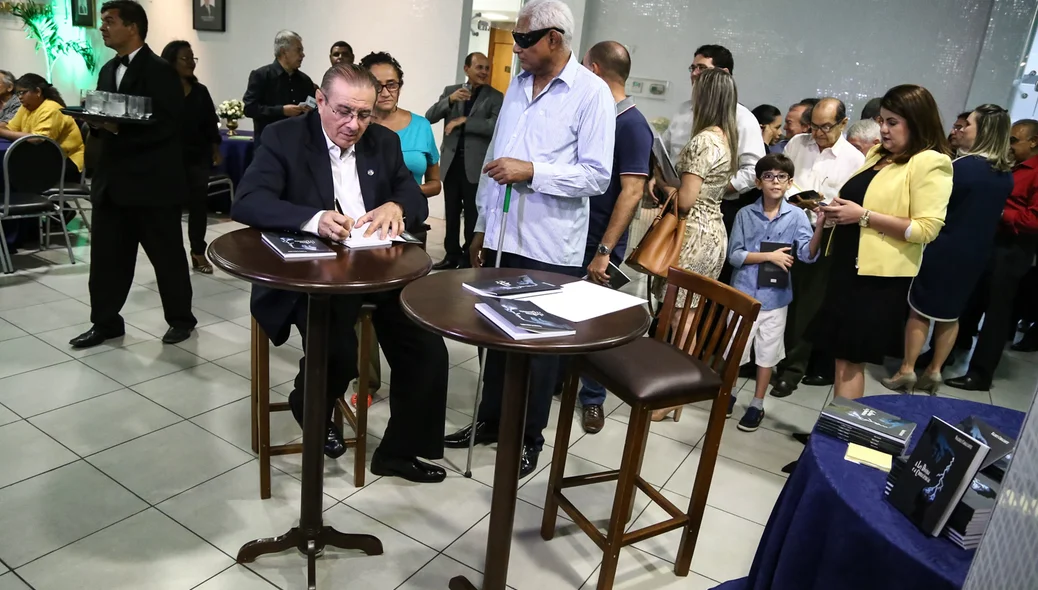 Valdeci Cavalcante Autografando os Livros 