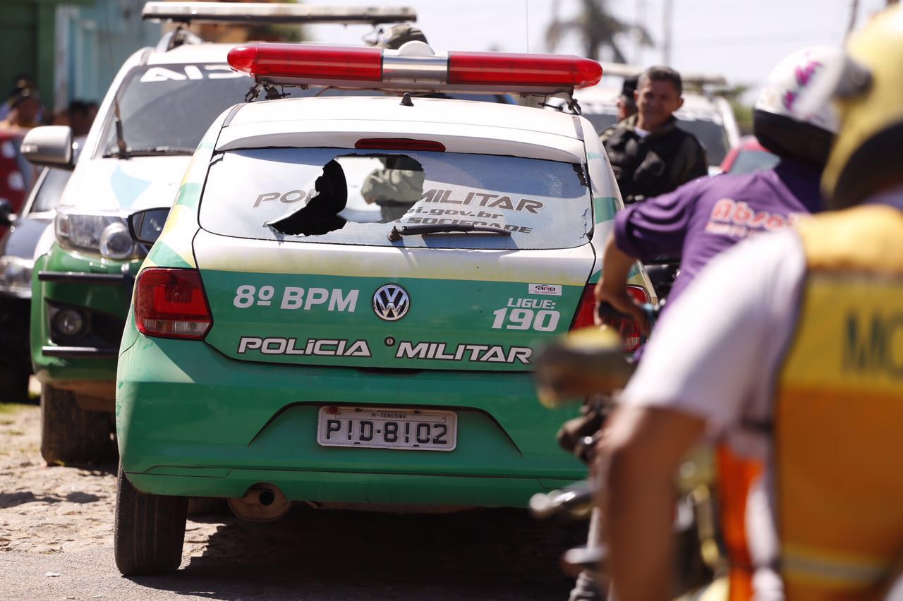 Menor quebra vidro de viatura da polícia
