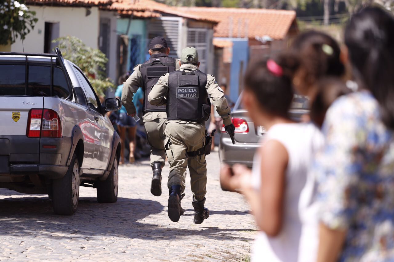 Policiais em ocorrência na Vila Verde