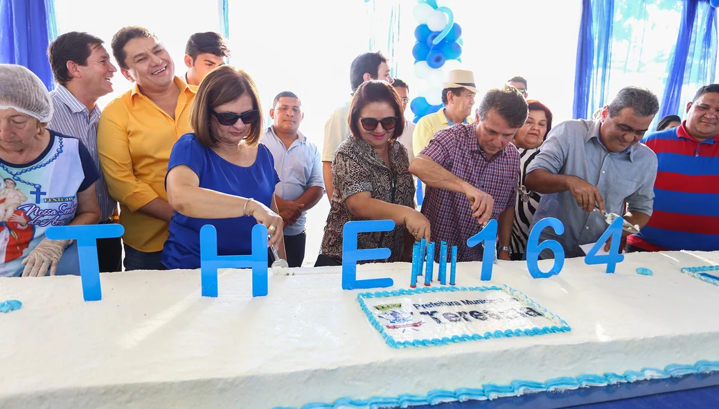Cortando o Bolo de Aniversário de Teresina Piauí 
