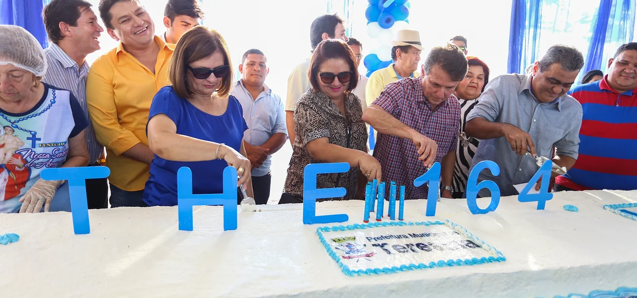 Cortando o Bolo de Aniversário de Teresina Piauí 