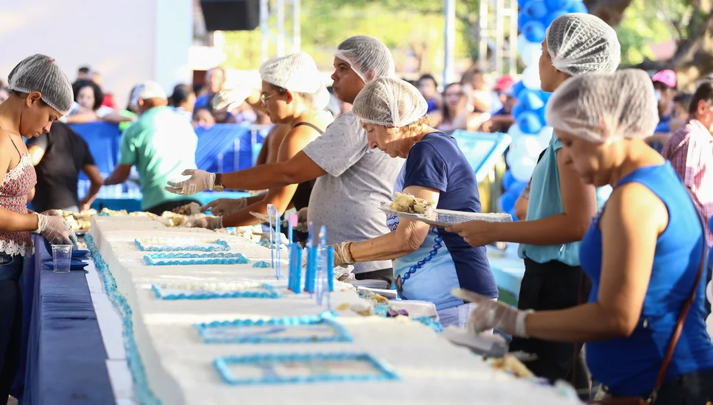 Cortando o Bolo de Aniversário 