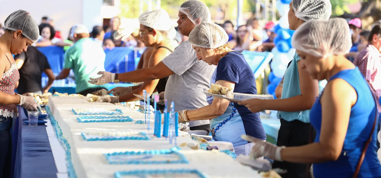 Cortando o Bolo de Aniversário 