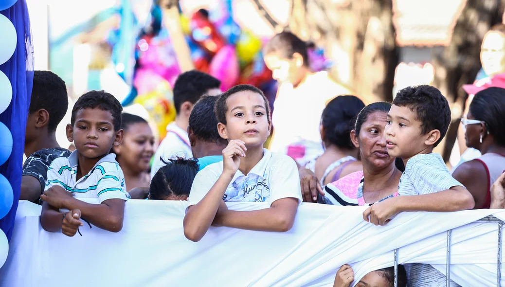 Crianças  Aguardando o Bolo