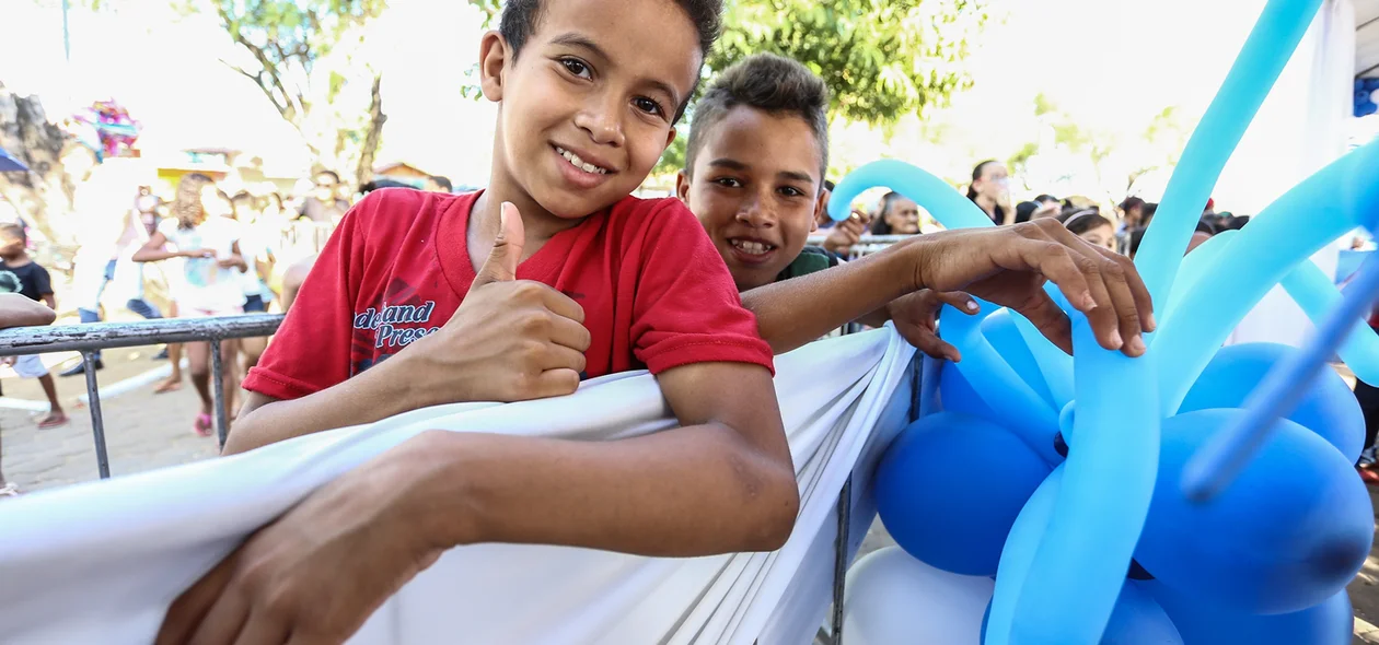 Crianças Esperando o Bolo de Aniversário