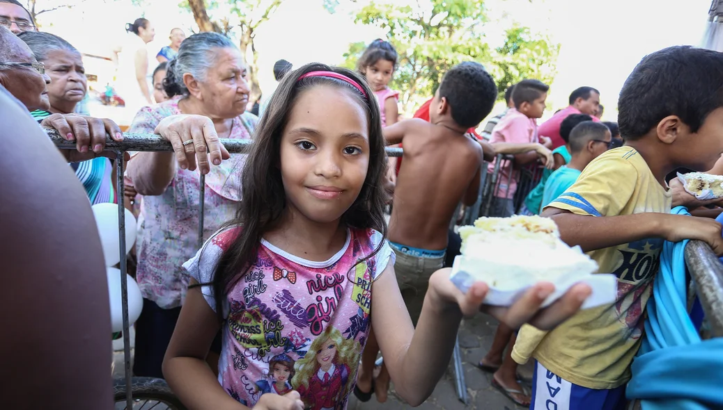 Criança recebeu o bolo de Aniversário de Teresina Piauí 