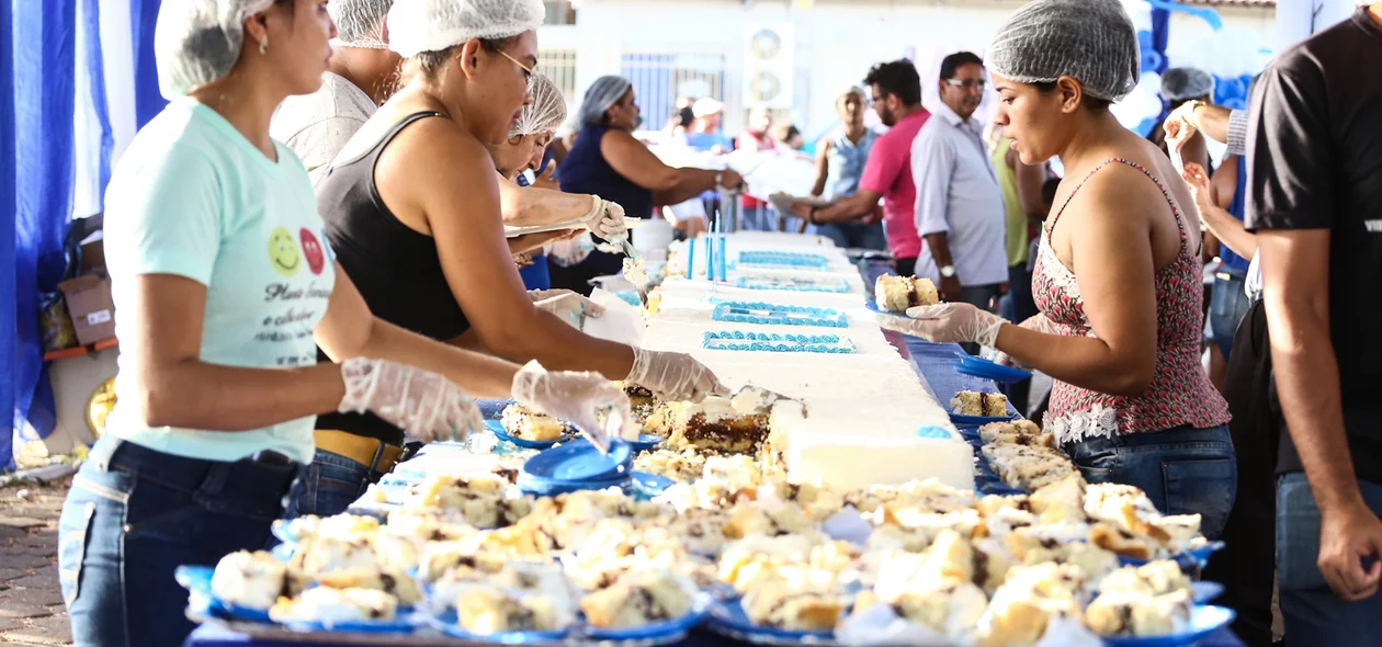Entrega de Bolos a população 