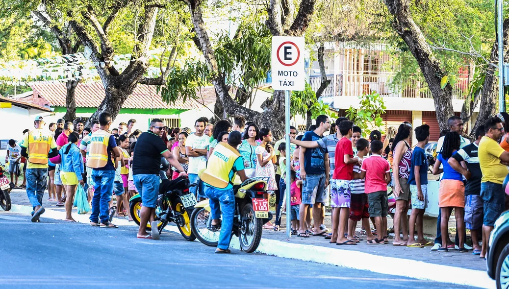 Fila para pegar pedaço de bolo