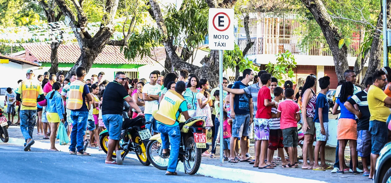 Fila para pegar pedaço de bolo