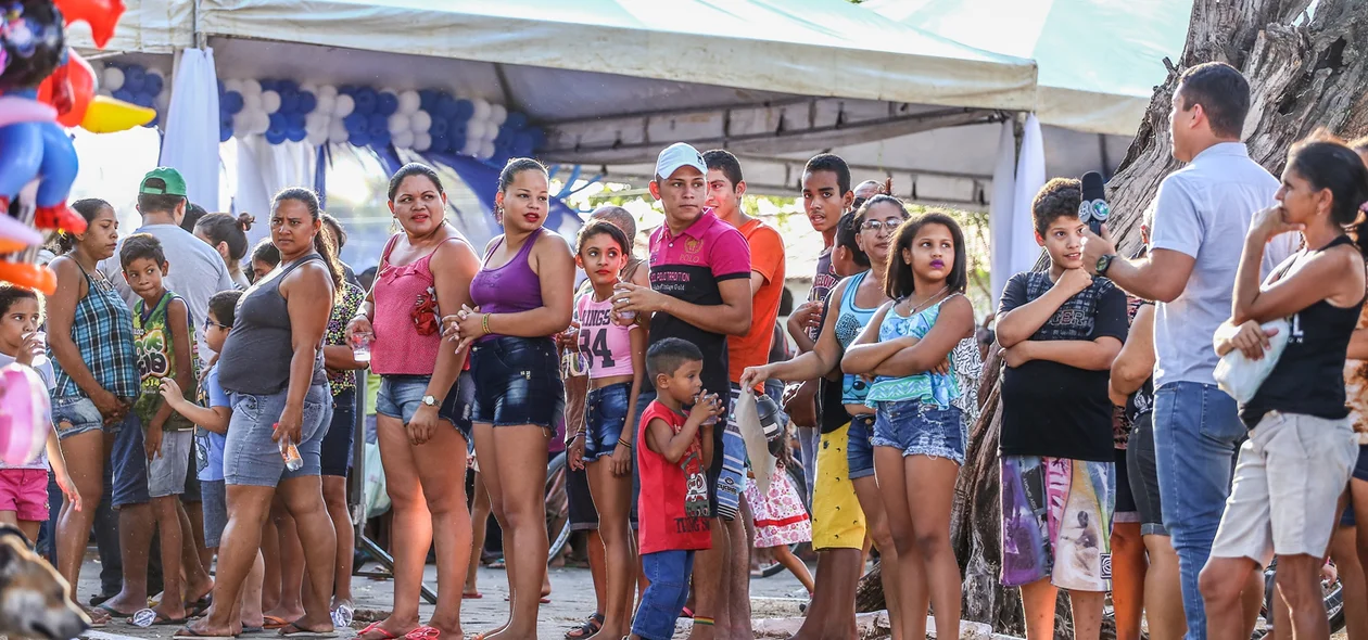 Fila para receber o Bolo de Aniversário de Teresina 