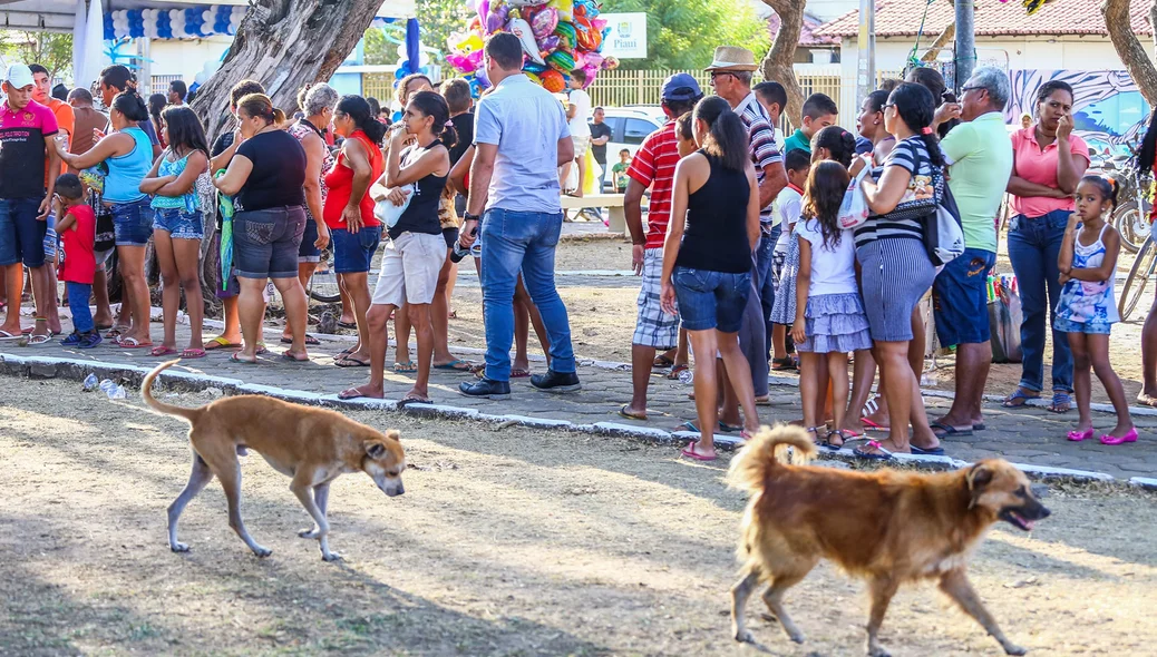 Fila para receber o Bolo de Aniversário 