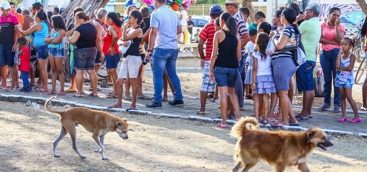 Fila para receber o Bolo de Aniversário 