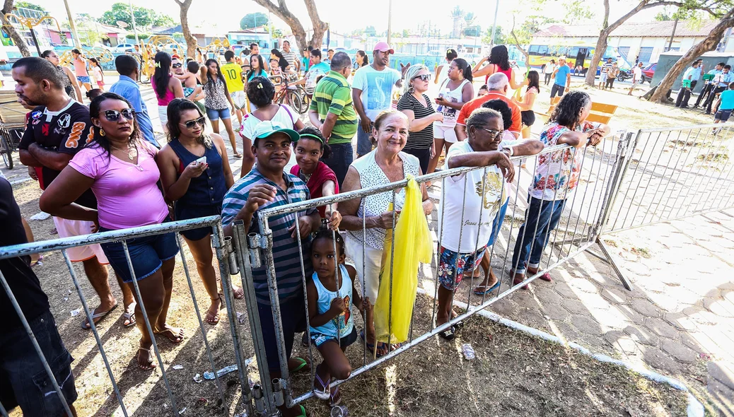 Muita gente aguardando o pedaço do Bolo