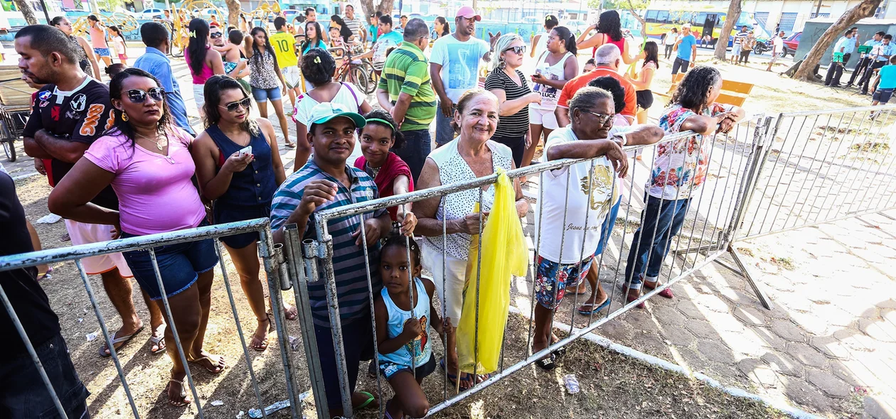 Muita gente aguardando o pedaço do Bolo