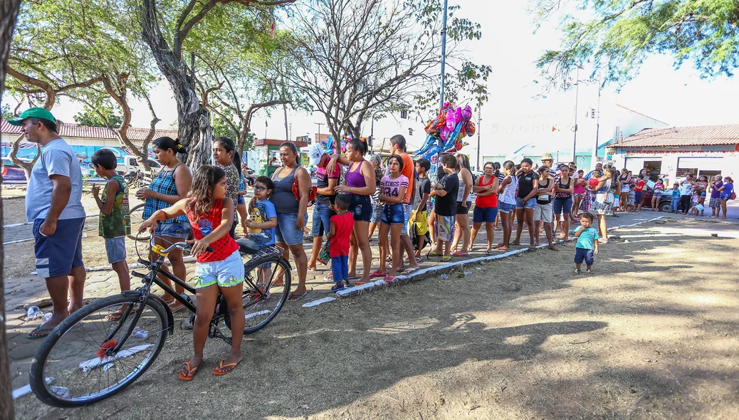 Muita gente para pegar o bolo de Aniversário de Teresina