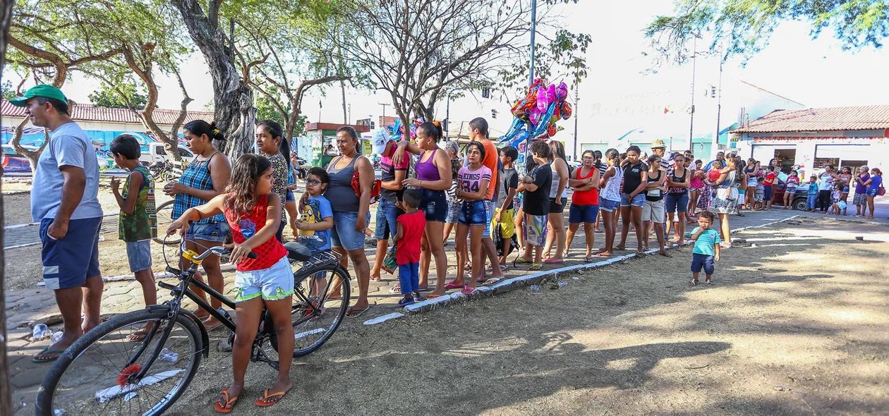 Muita gente para pegar o bolo de Aniversário de Teresina