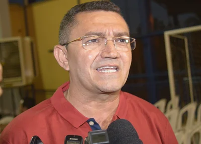 Padre Walmir abre campanha com caminhada no bairro São José