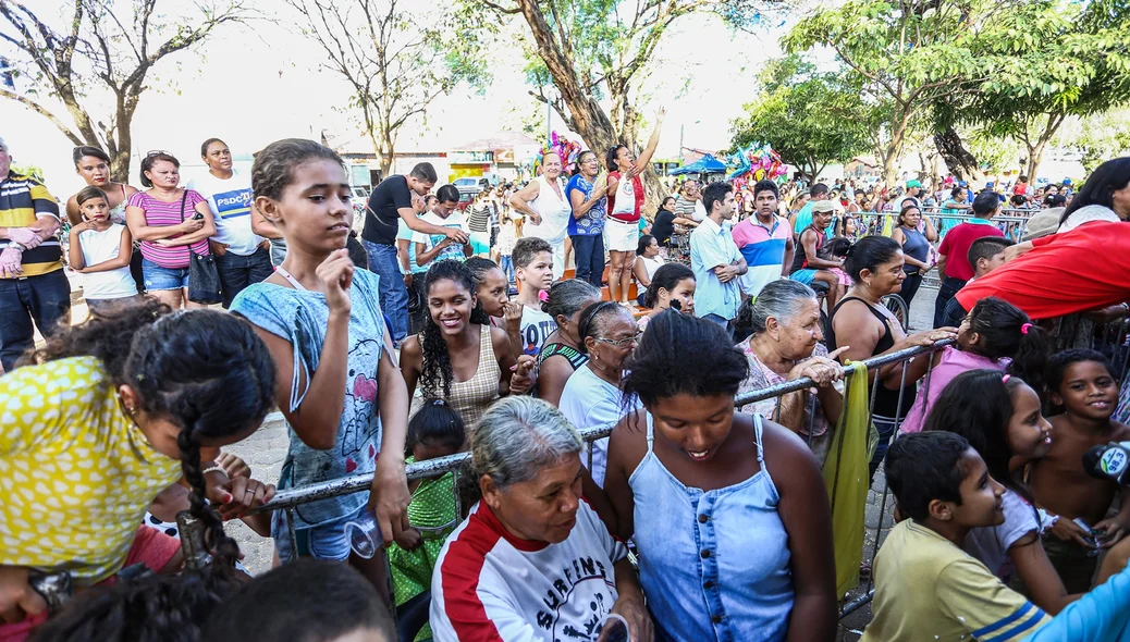 Muita Gente esperando o corte do Bolo