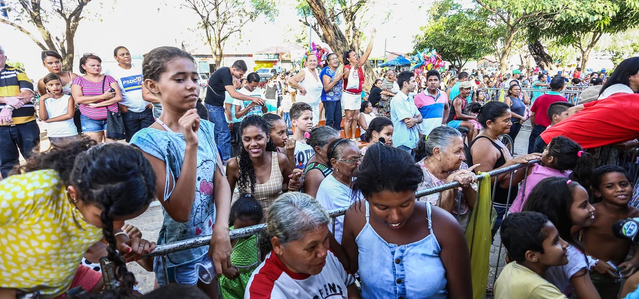 Muita Gente esperando o corte do Bolo