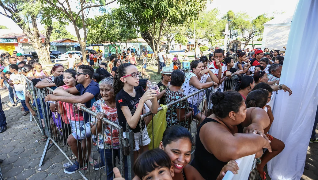 Público Esperando o corte do Bolo