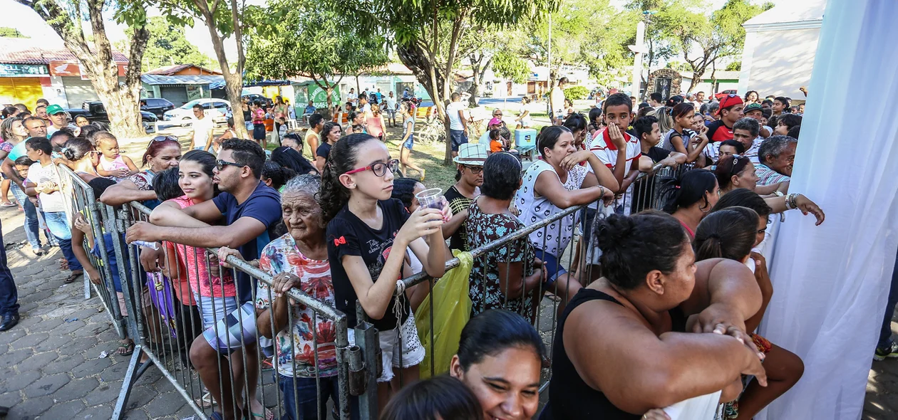 Público Esperando o corte do Bolo