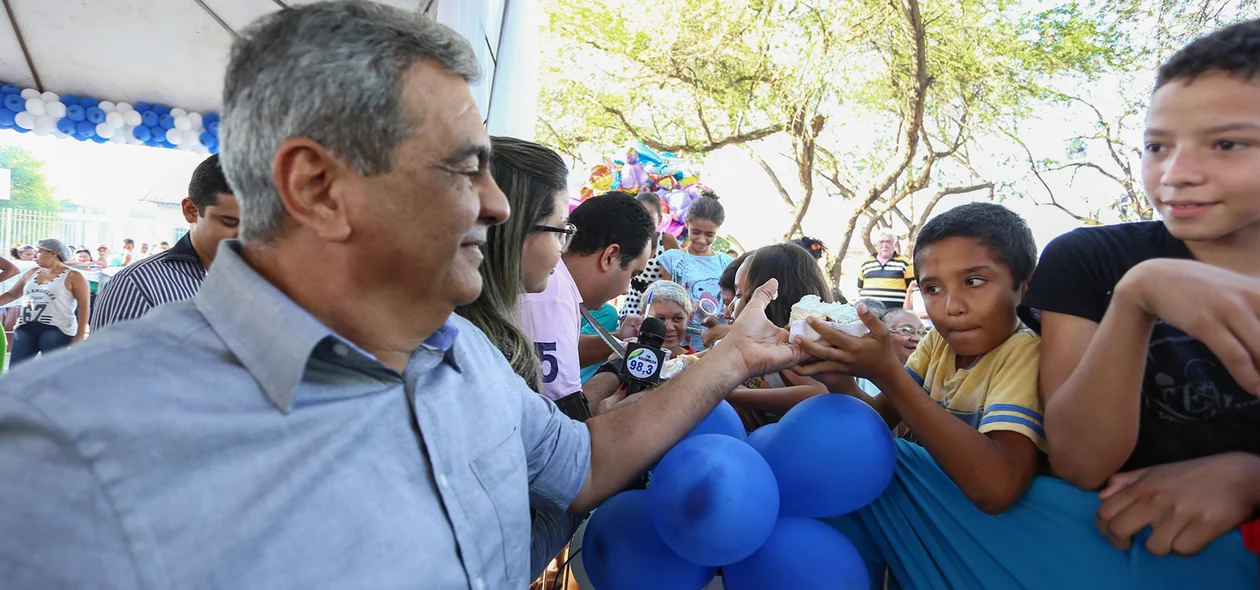 Secretário entregando um pedaço de bolo