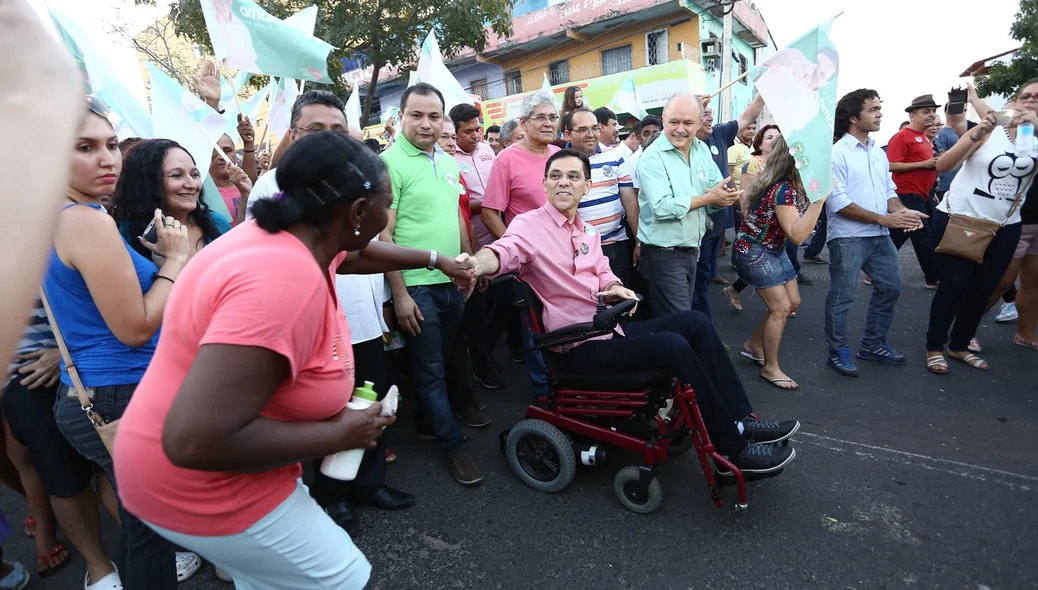 Amadeu Cumprimenta o povo 