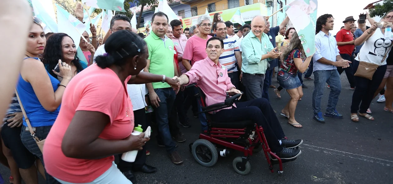 Amadeu Cumprimenta o povo 