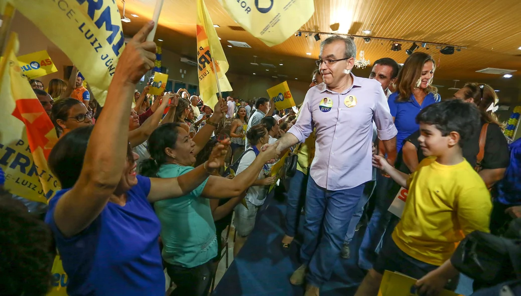Firmino Filho cumprimenta o público 