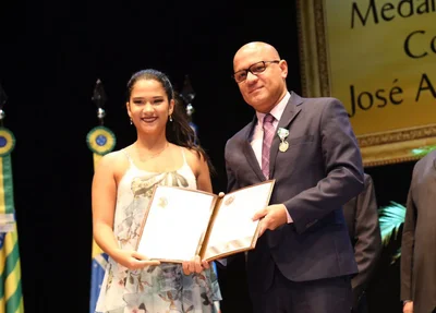 Franzé recebe medalha de Letícia Tobler