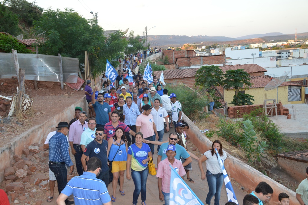 Gil Paraibano participa de caminhada no Morro da Mariana
