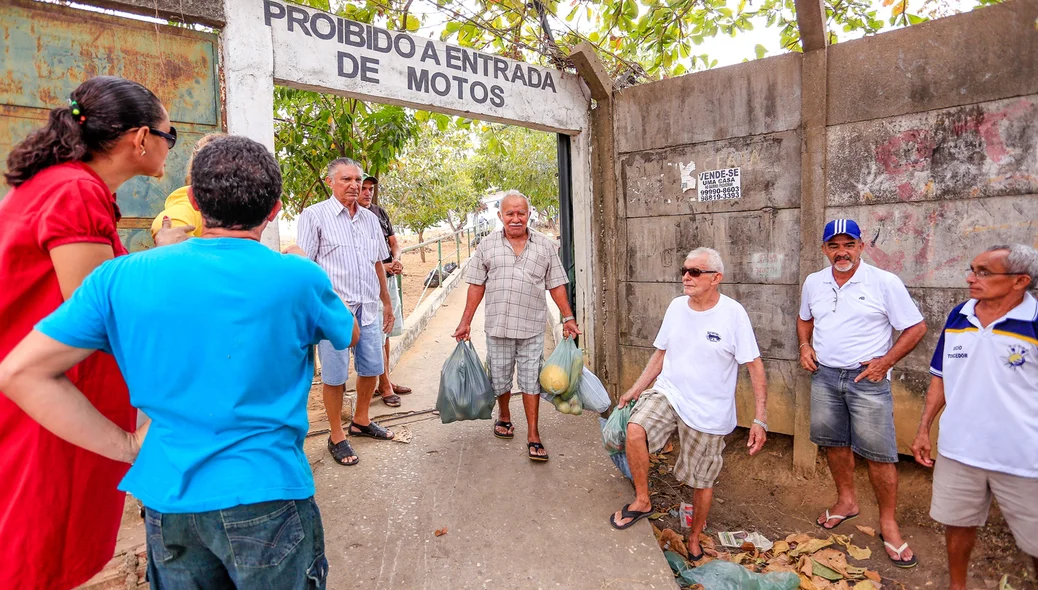 Morador passa constantemente pelo portão 