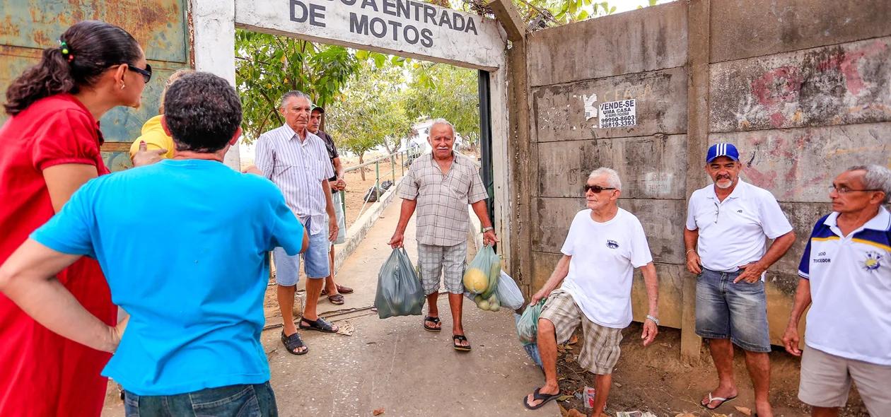 Morador passa constantemente pelo portão 
