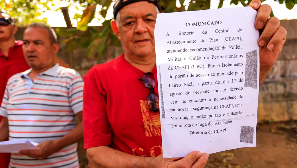 Morador protesta fachamento do portão