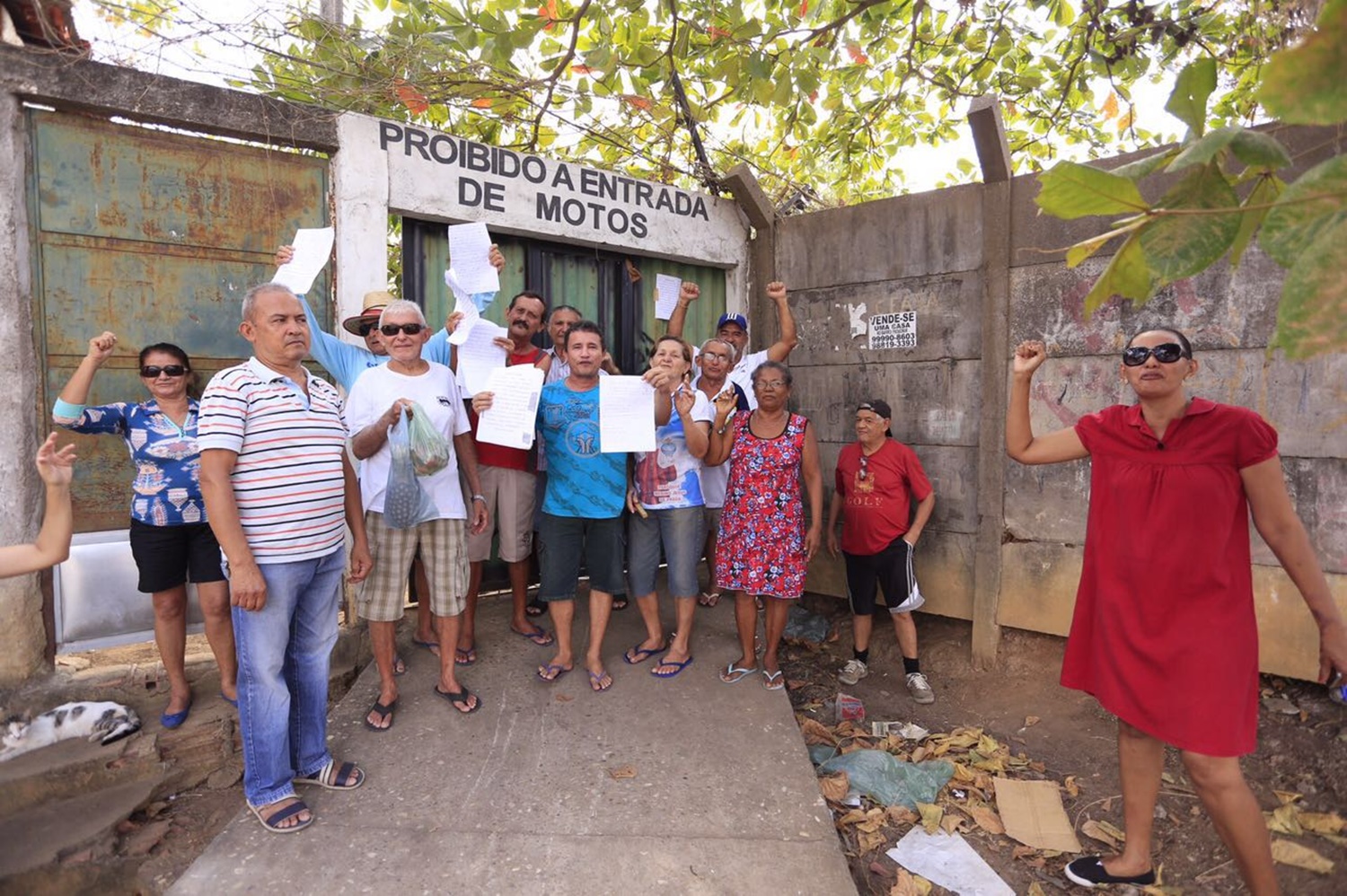 Moradores criticam fechamento do portão