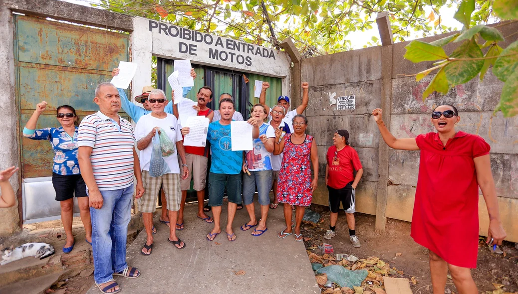 moradores criticam fechamento do portão