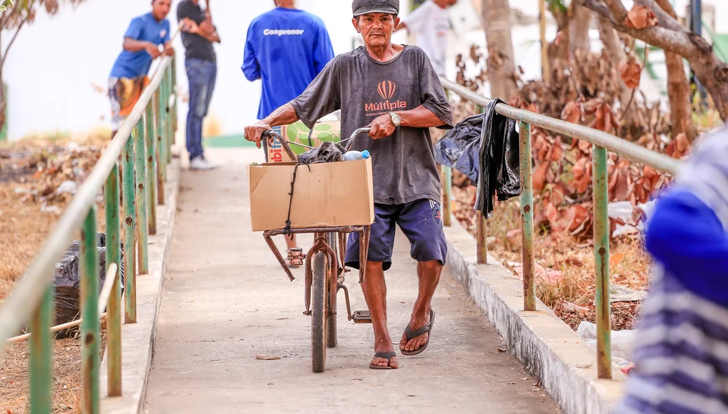 Moradores passam pelo portão todos os dias para fazer compras