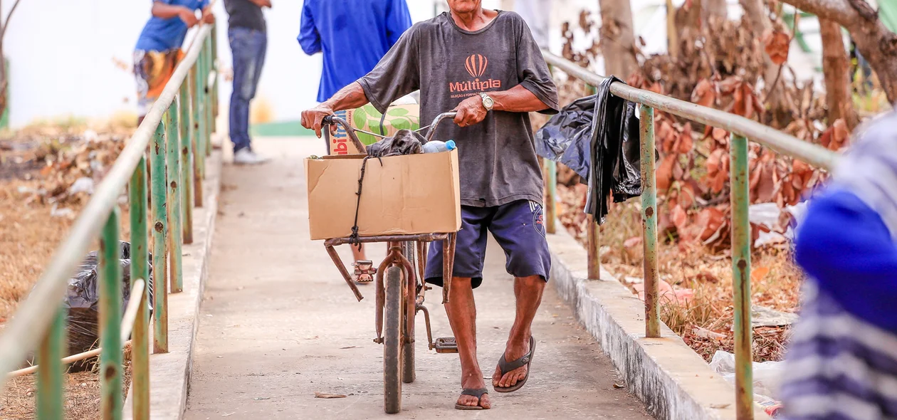Moradores passam pelo portão todos os dias para fazer compras