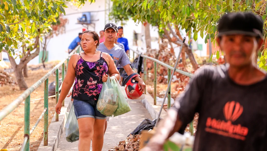 O portão facilita a entrada e saída de moradores para fazer compras na Ceapi