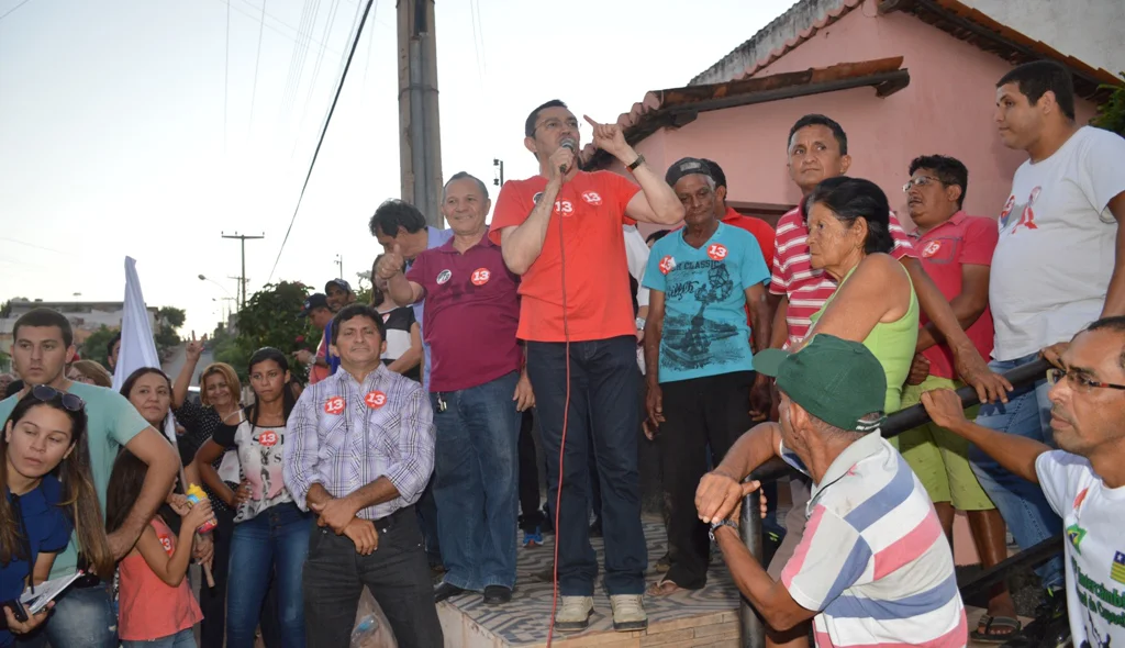 Padre Walmir discursa no bairro São José