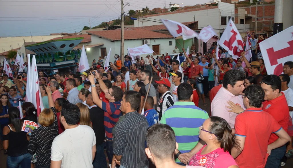 Populares participam de atividades de campanha do Padre Walmir