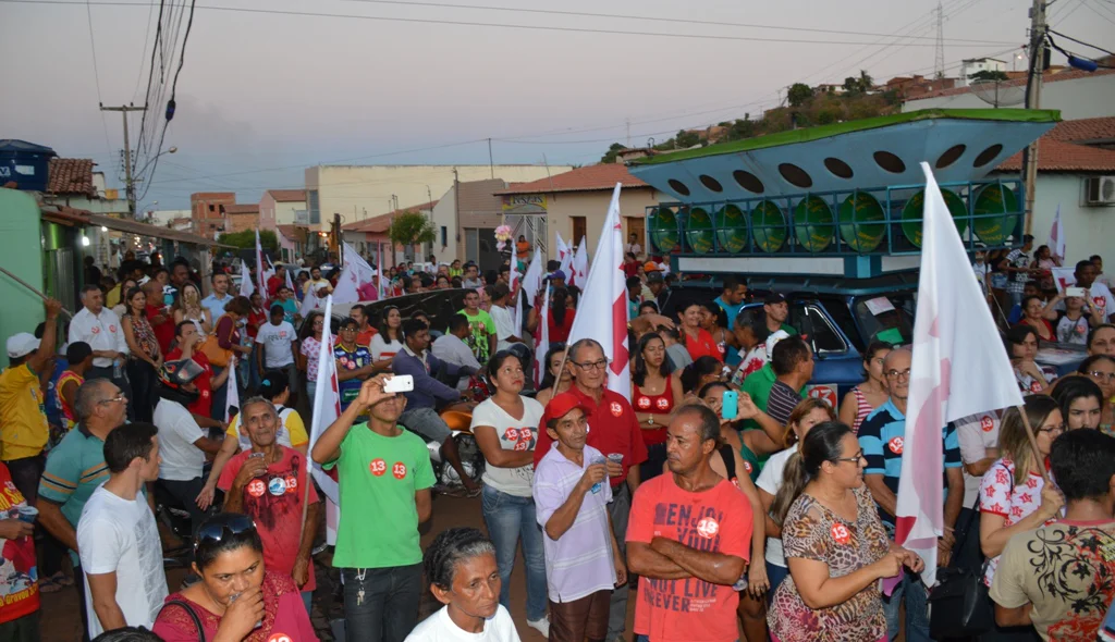 Populares participam de ato político em favor do Padre Walmir