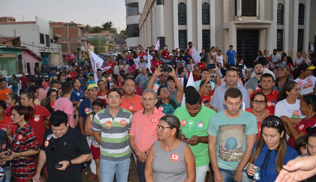 Simpatizantes do Padre Walmir acompanham pronunciamento