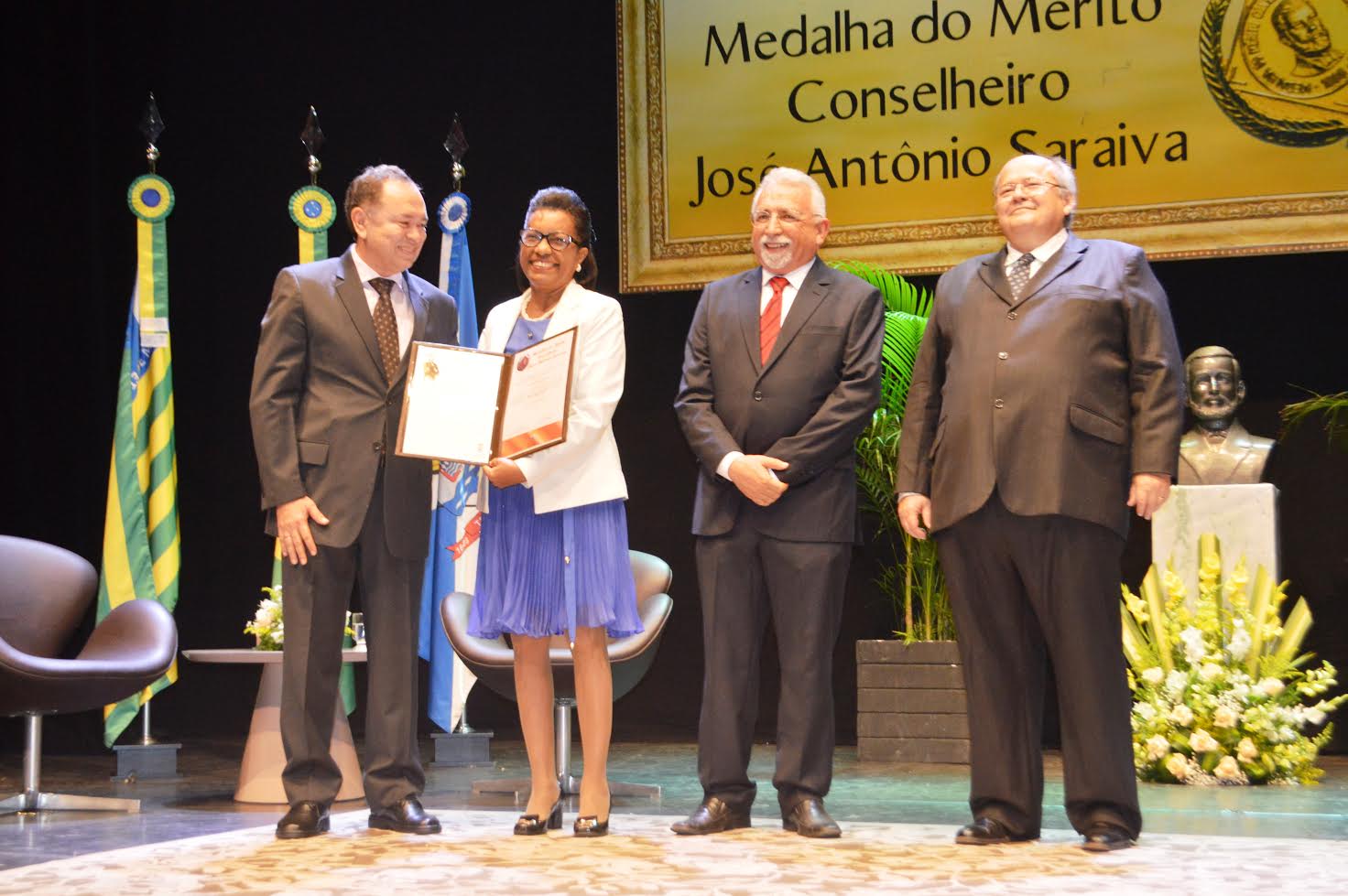 Vereadora Rosário Bezerra recebe medalha do mérito Conselheiro Antônio Saraiva