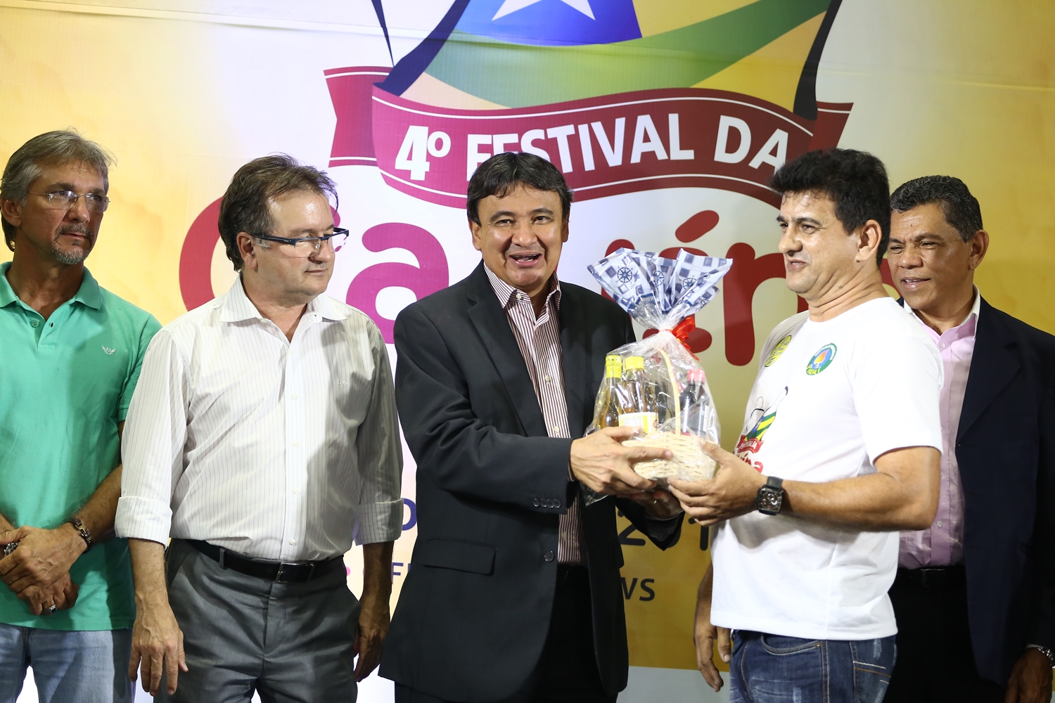 Governador recebendo presente 